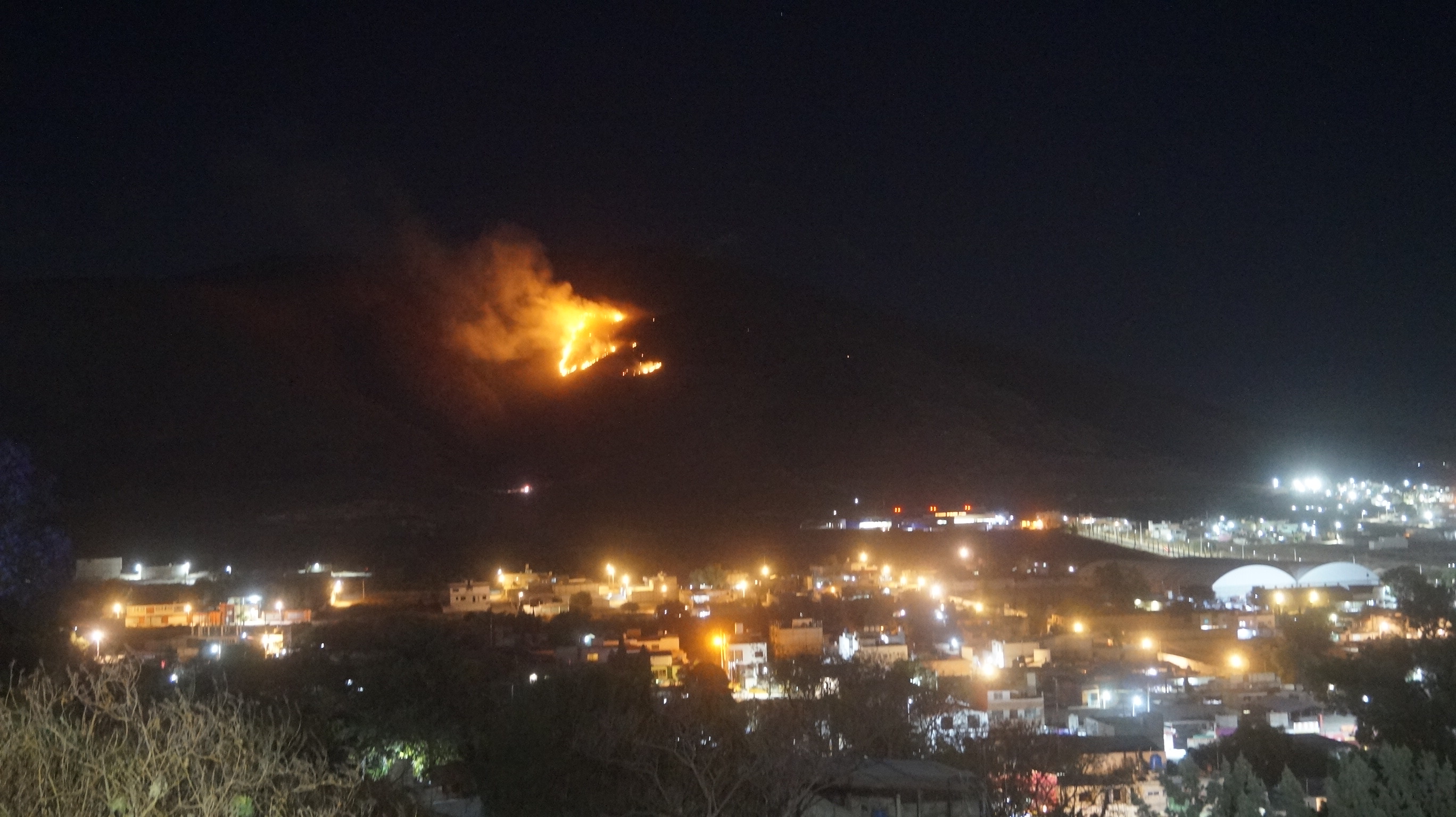 Continúa incendio en Tecamachalco; ya supera las 19 horas 