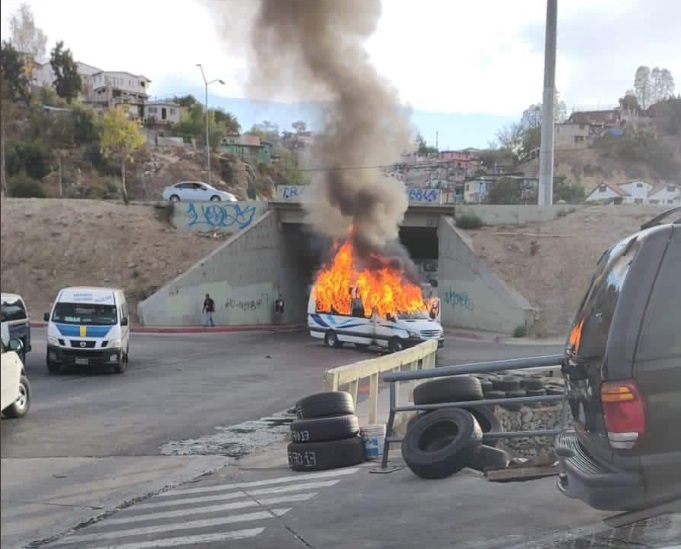 VIDEO Sujetos incendian vehículos en Tijuana, Tecate y Ensenada