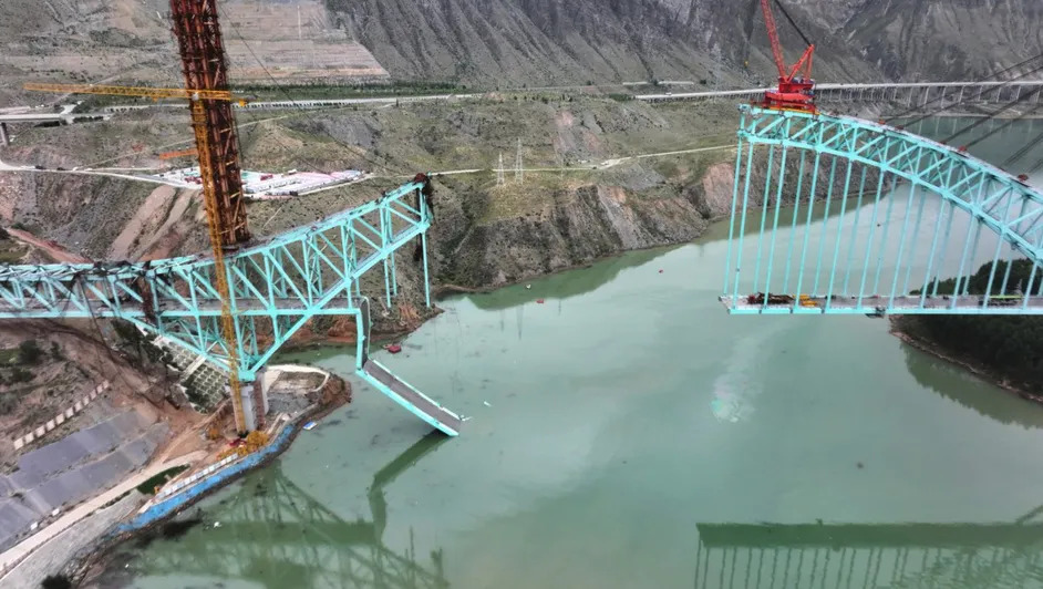 Desplome de puente ferroviario en construcción en Qinghai, China, deja 12 muertos