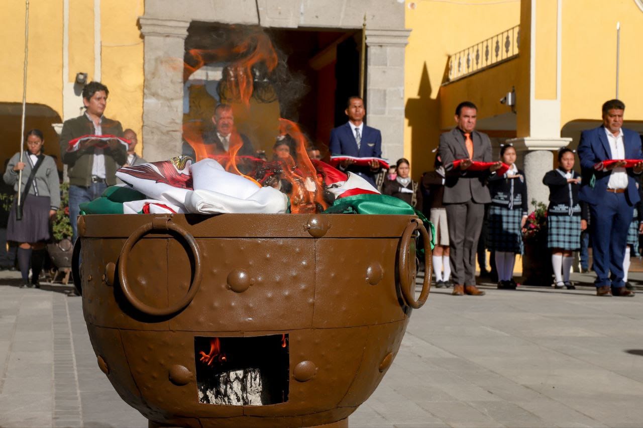 Asiste Tlatehui a ceremonia de Incineración de Banderas