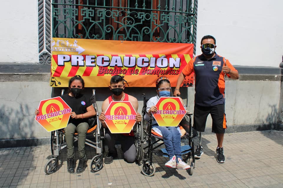 Asociación repara banquetas en Tehuacán tras desinterés de autoridades
