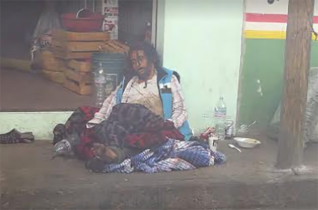 Por frío muere indigente frente a tiendita en Tehuacán