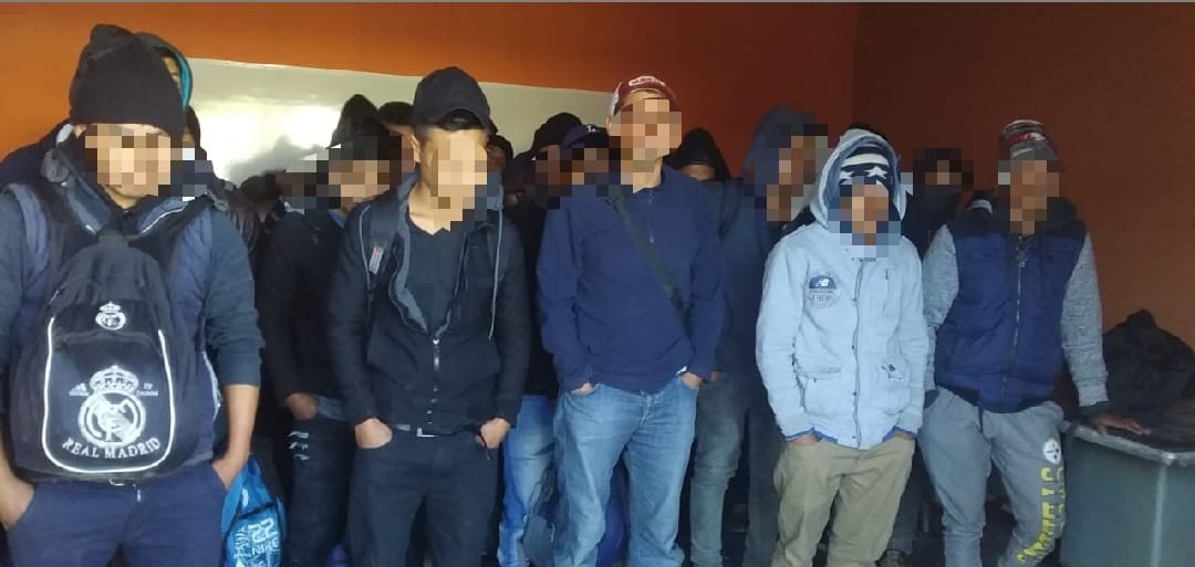 Aseguran policías de Tepeaca a indocumentados en un tractocamión