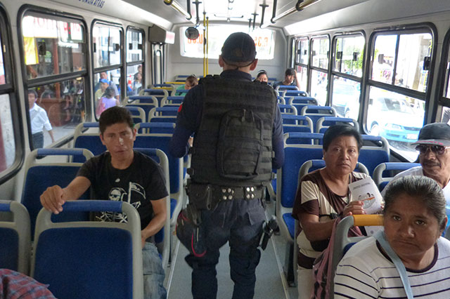 Encuentran 45 indocumentados en autobús de Tehuacán