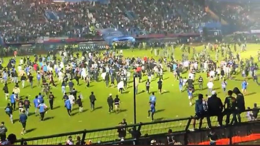 VIDEO Durante partido de futbol en Indonesia mueren 127 personas