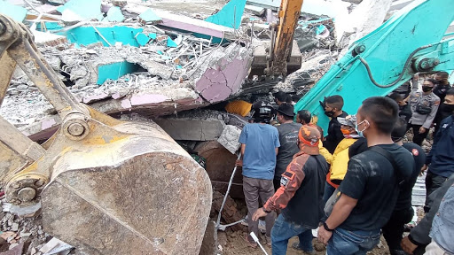 Ya son 78 los muertos tras temblor en Indonesia
