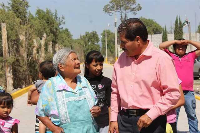 Inaugura Inés Saturnino pavimentación de calle en Tecamachalco