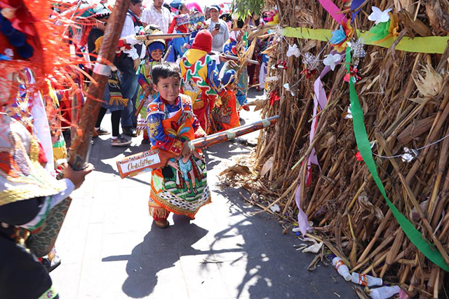 Con carnaval infantil, inculcan tradiciones a niños de Huejotzingo