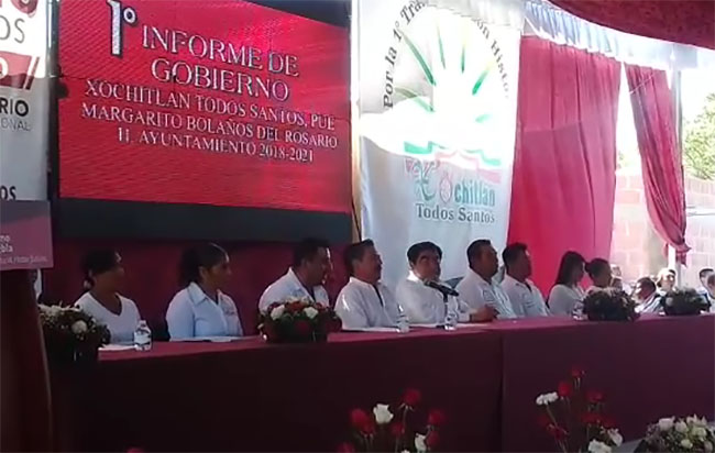 Barbosa asiste a informe de edil de Xochitlán Todos Santos