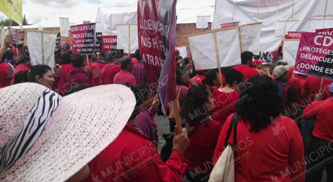 VIDEO: En medio de protestas rinde último informe edil de Tehuacán