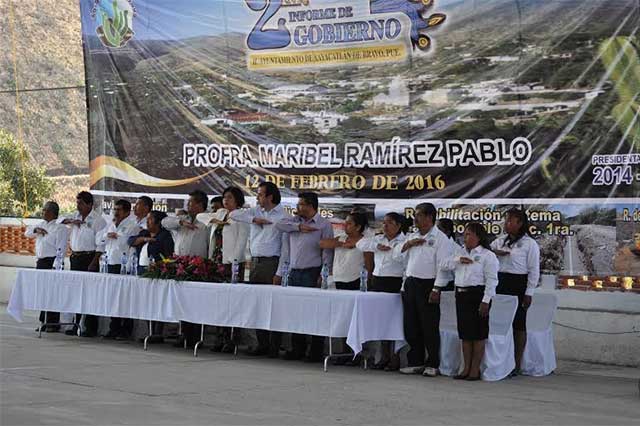 En informe, edil de Xayacatlán reprocha a Estado carencias