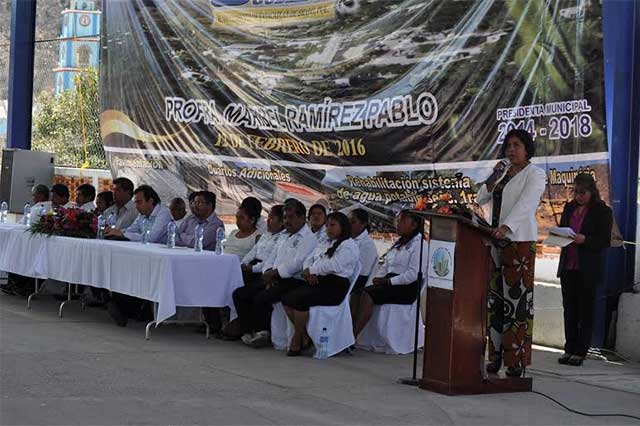 En informe, edil de Xayacatlán reprocha a Estado carencias