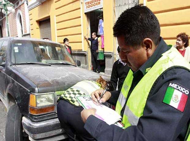 Multas de 800 pesos por usar polarizado en autos de Tehuacán