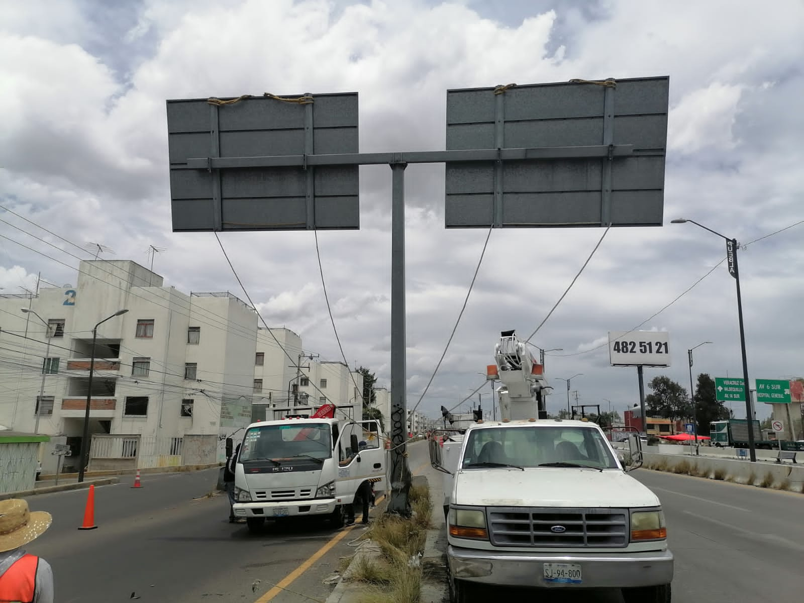 Retira Secretaría de Infraestructura señalética dañada en Periférico Ecológico 