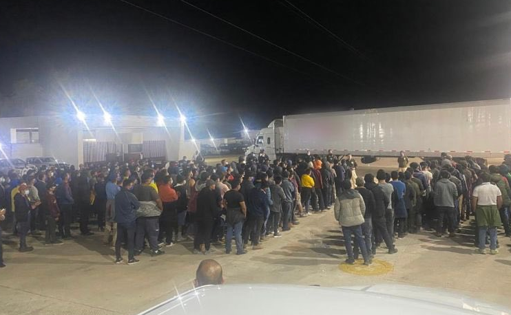 Encuentran a más de 350 migrantes hacinados en un camión en México