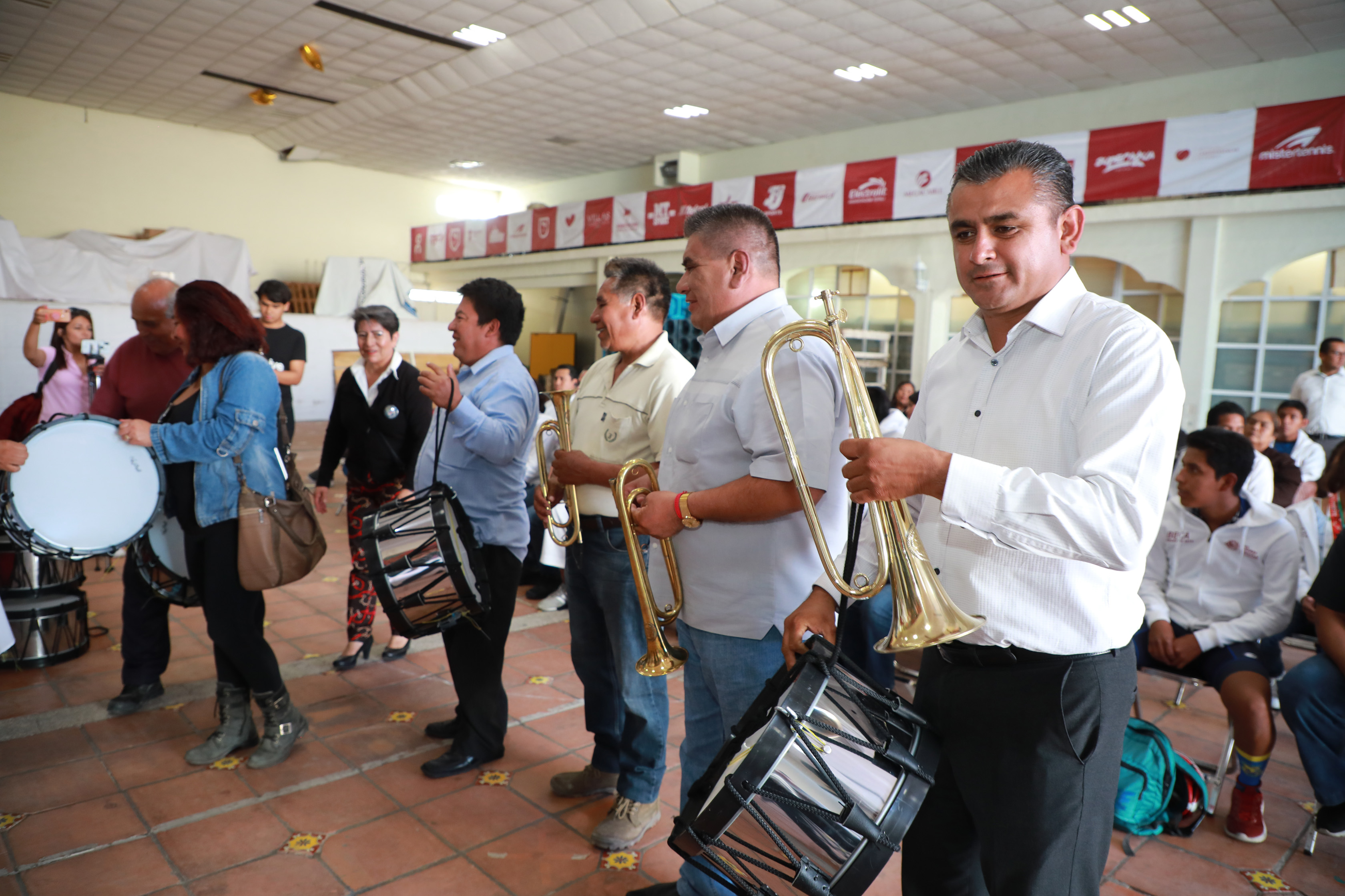 Entregan instrumentos y becas a jóvenes sanandreseños