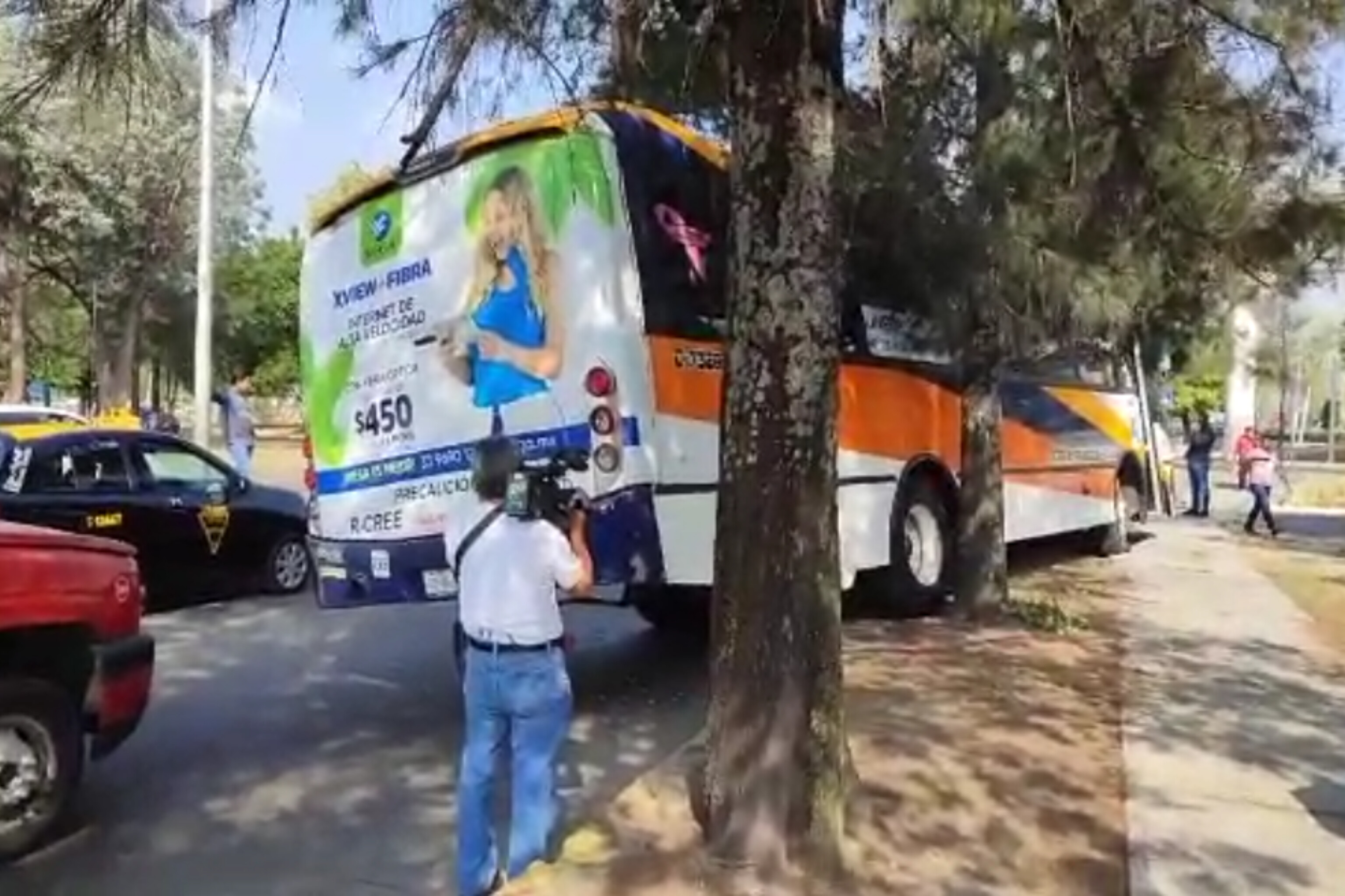 Ruta Cree-Madero choca con auto y se sube al camellón; hay 10 heridos