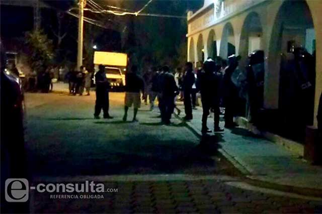 Policías evitan linchamiento de dos jóvenes en Tehuacán