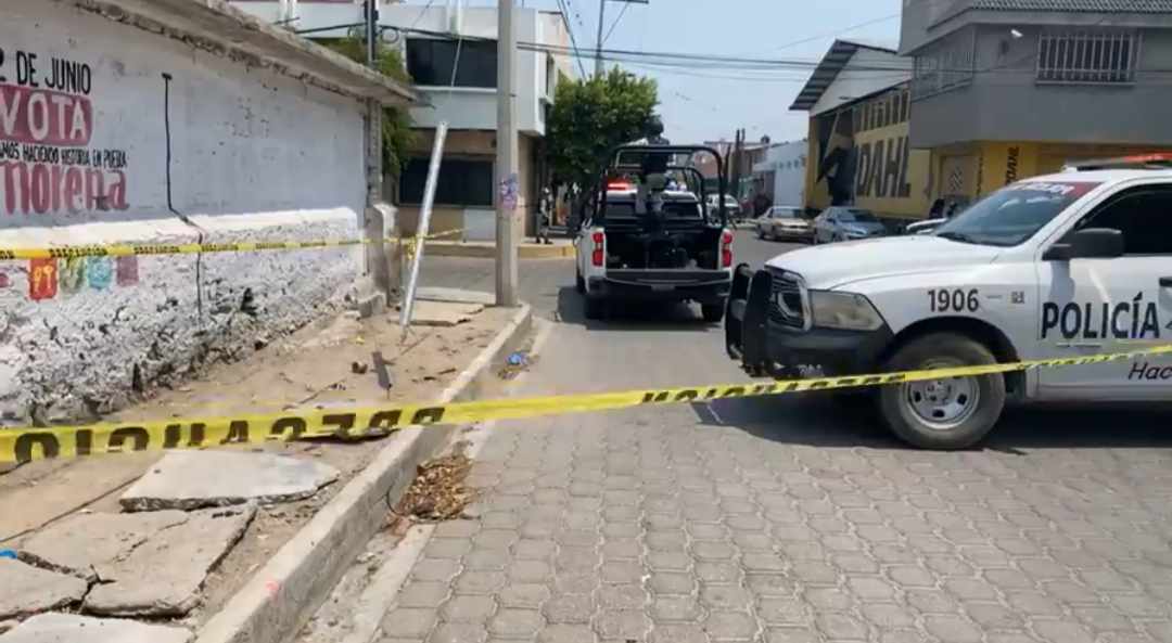 Intentan asaltarlo y embiste a delincuentes con su camioneta en Tehuacán