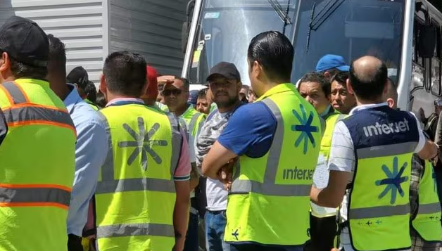 Trabajadores de Interjet en la JFCA