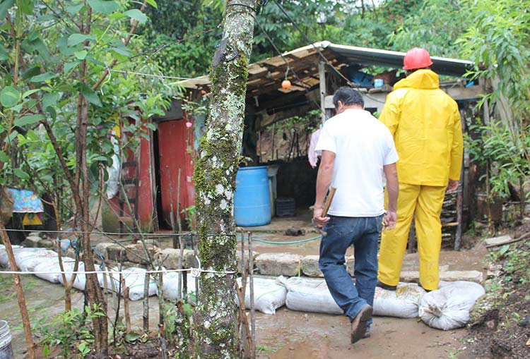 Reportan inundación en tres viviendas de Zacapoaxtla