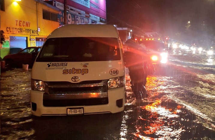 Atrapa inundación autos en la 11 sur tras lluvia en Puebla capital