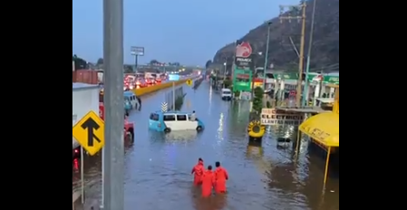 VIDEO Precaución: Se inunda la autopista México-Puebla