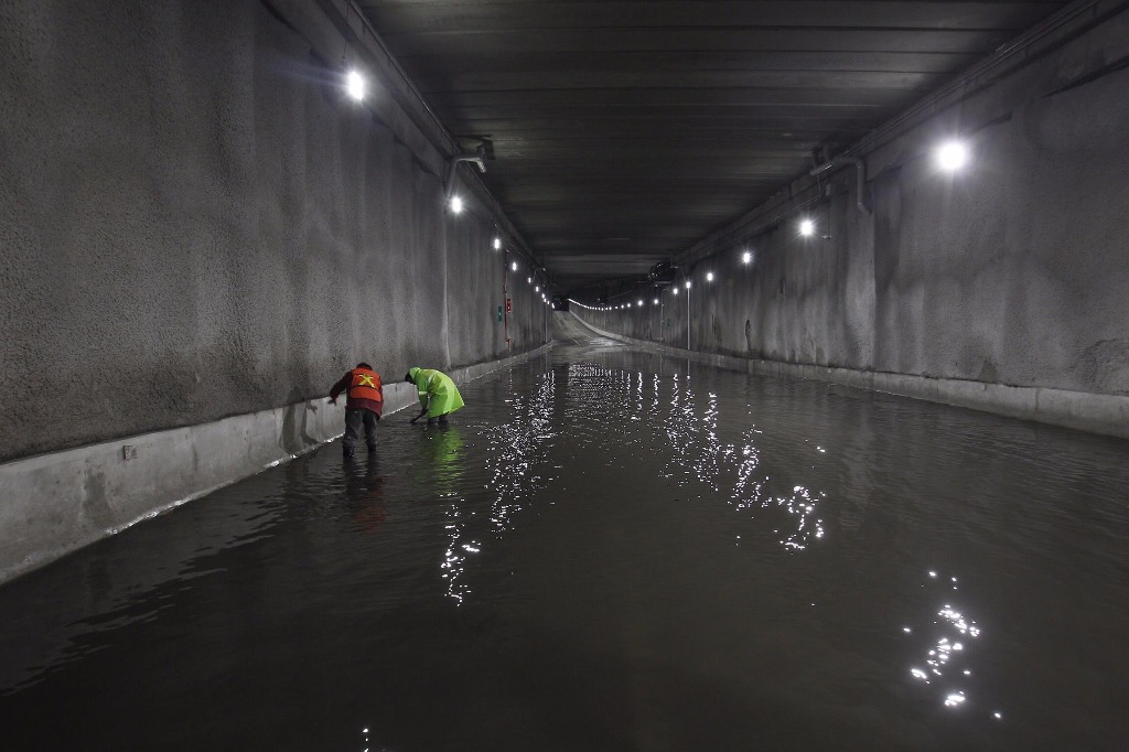 CDMX multa a empresa y cesa a funcionario por inundación en desnivel Mixcoac