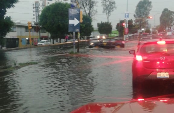 VIDEO Inundaciones y coches varados por lluvia en la capital