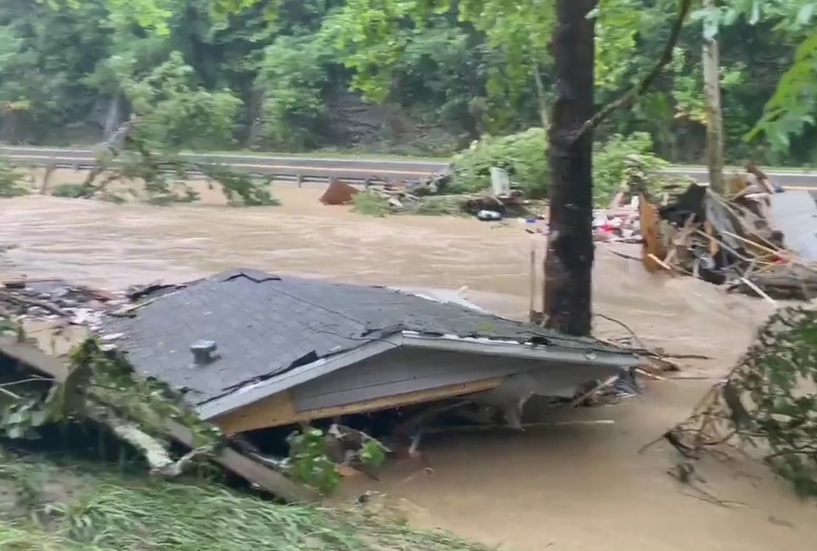 VIDEO Van 26 muertos por inundaciones en Kentucky