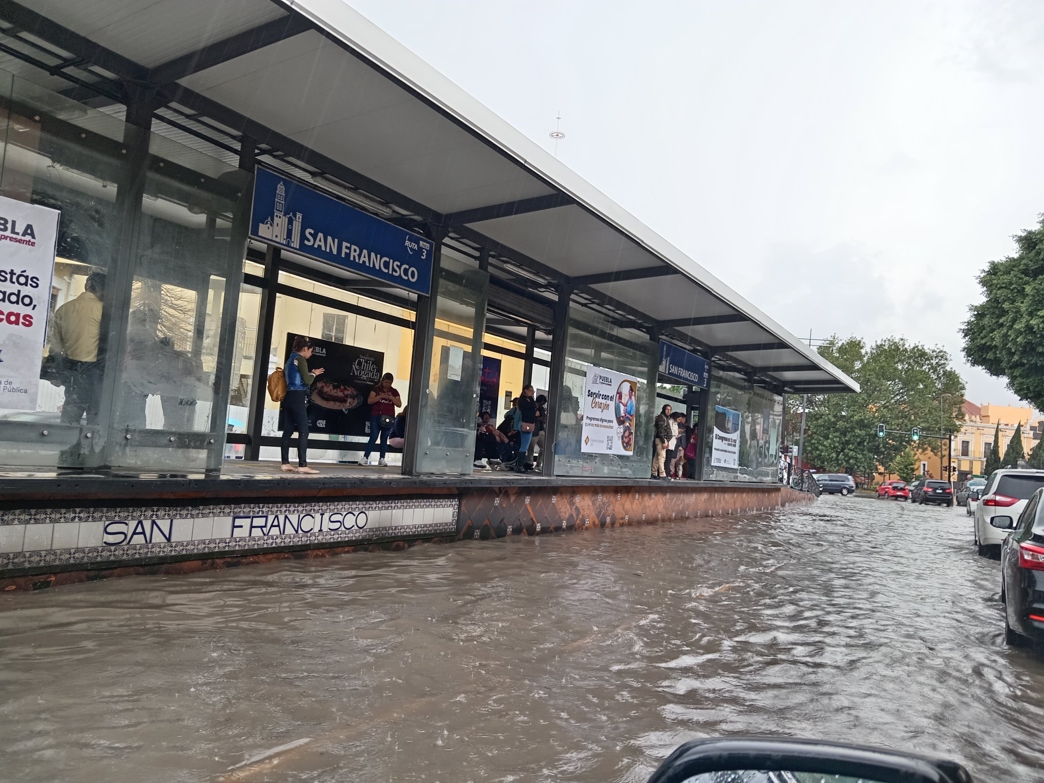 Aguacero vuelve a dejar Puebla capital con inundaciones