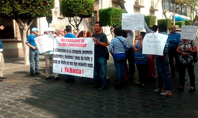Defraudados de Sitma e Invegroup protestan en Tehuacán para exigir su dinero