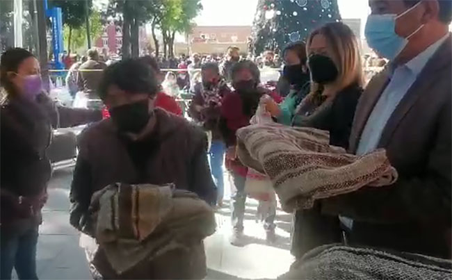 DIF de San Pedro Cholula entrega prendas invernales a abuelitos