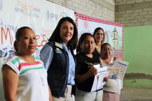 Entrega IPM apoyos a mujeres de Tehuacán