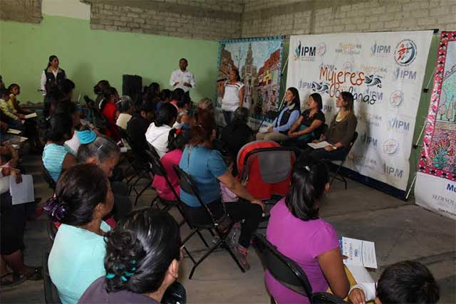 Entrega IPM apoyos a mujeres de Tehuacán