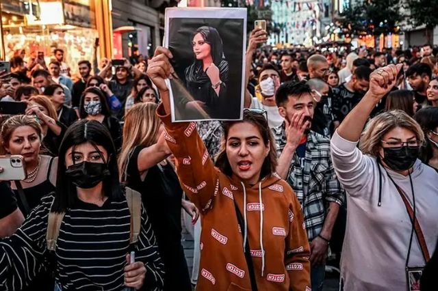 Revuelo en Irán: joven se desnuda como forma de protesta