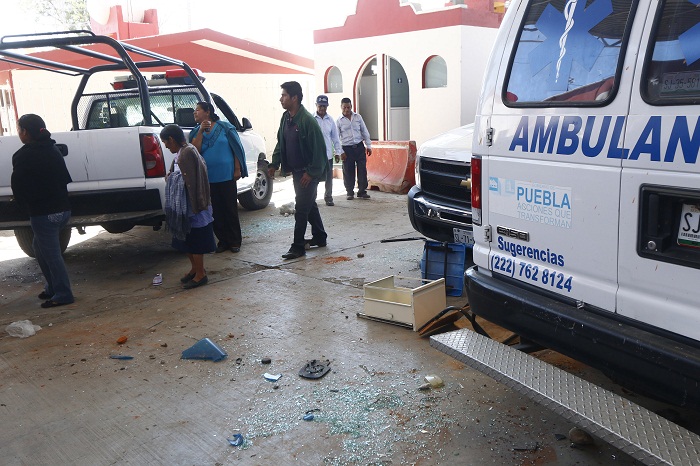 Turba ataca Ayuntamiento de Santa Isabel Cholula