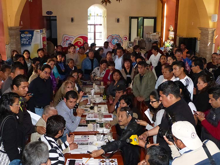 Profesores de Tehuacán contra afiliación al Seguro Popular