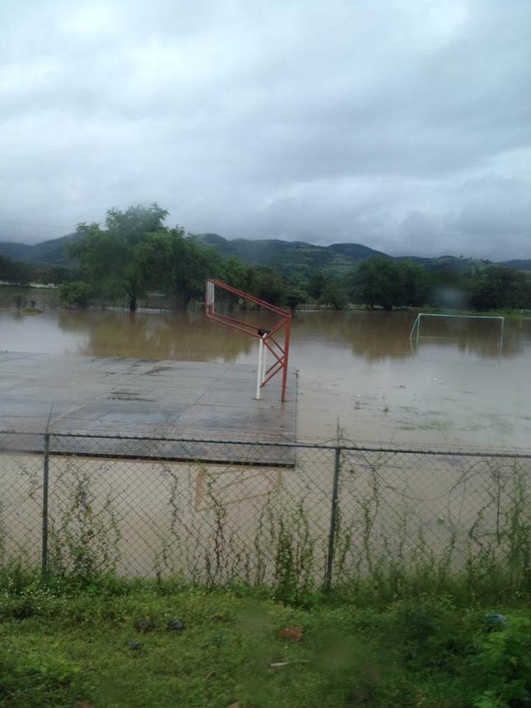 Se desborda río Tlapaneco en Ixcamilpa de Guerrero