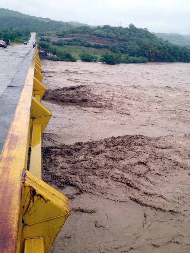 Se desborda río Tlapaneco en Ixcamilpa de Guerrero