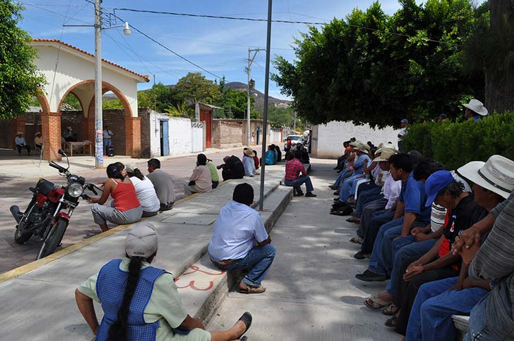 Acuerdan en asamblea popular destituir al presidente municipal de Ixitlán