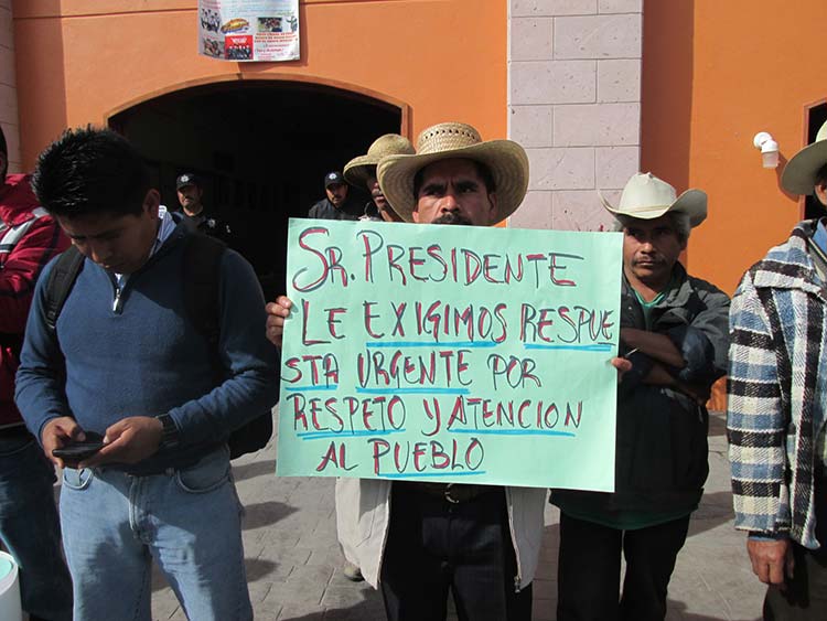 Toman alcaldía de Ixtacamaxtitlán contra minera canadiense