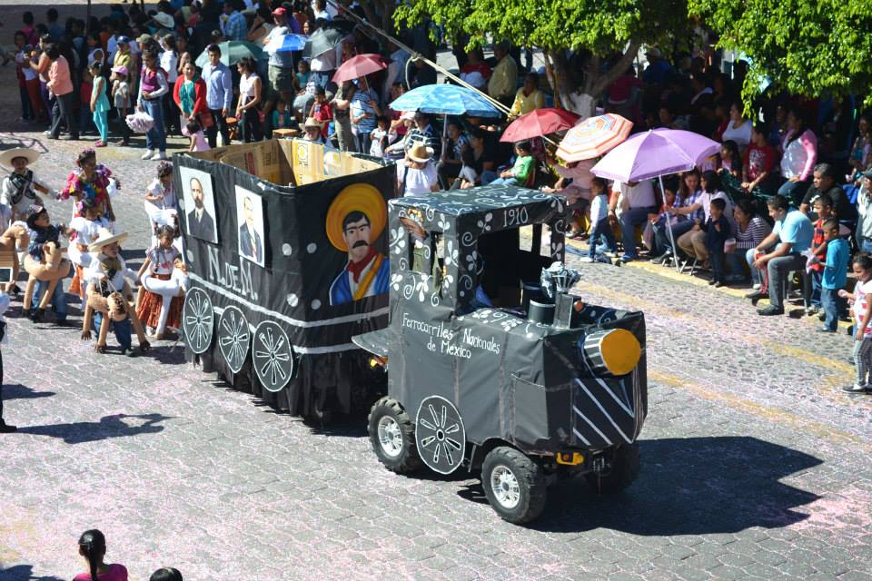 Desfilan más de 15 mil personas en la región de Izúcar