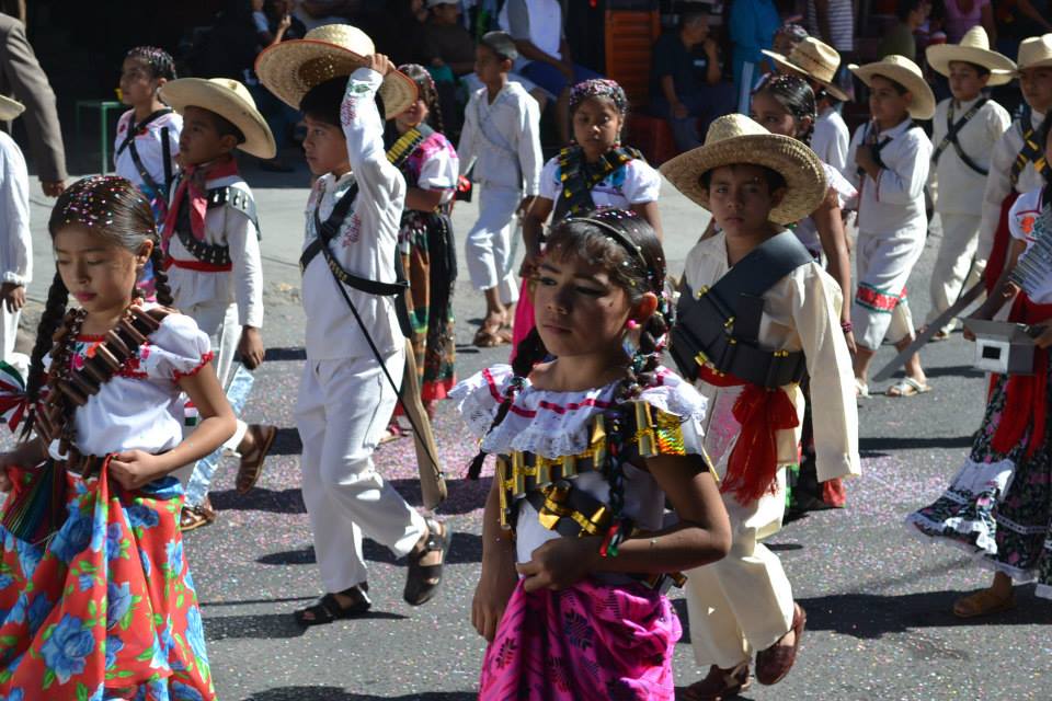 Desfilan más de 15 mil personas en la región de Izúcar