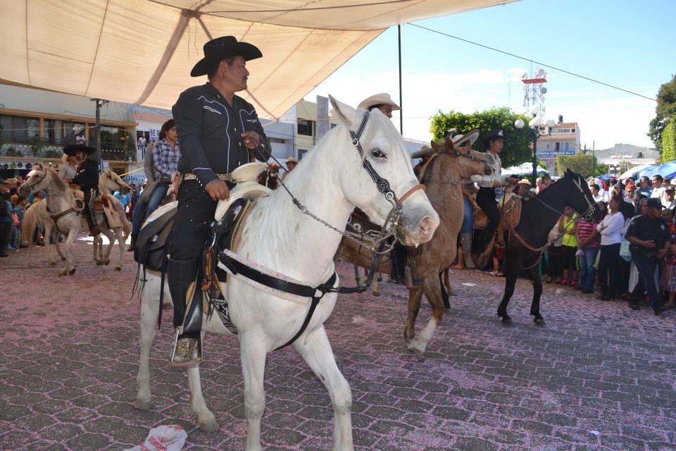 Desfilan más de 15 mil personas en la región de Izúcar