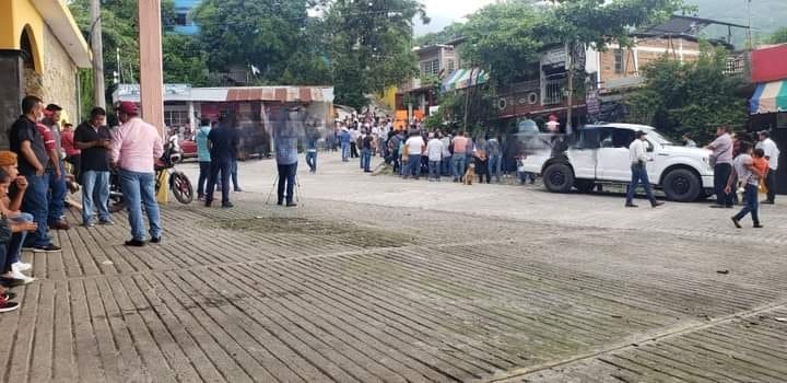 Protestan en el consejo del INE en Jalpan contra candidato ganador del PES