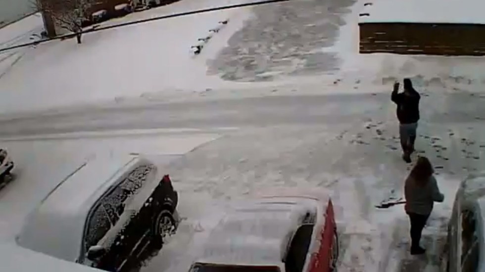 VIDEO Hombre asesina a sus vecinos y se suicida tras pelea por nieve