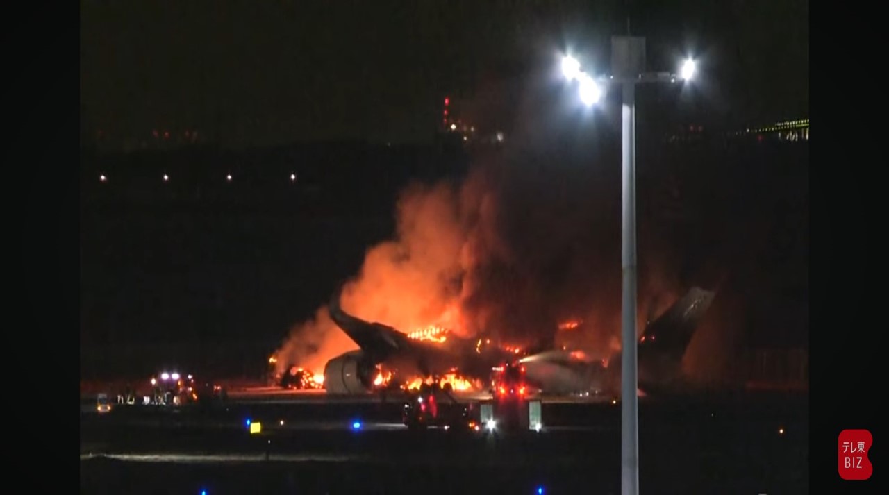 VIDEO Dos aviones chocan en Japón y mueren cinco personas