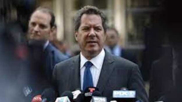 Prolongar y politizar más el conflicto con el abogado, le favorece