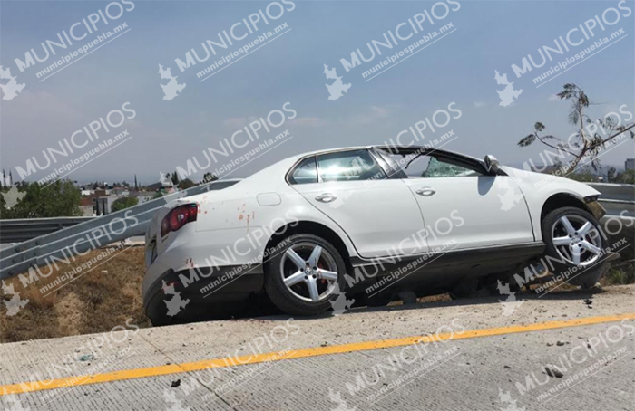 Auto se incrusta en barra del Periférico Ecológico y deja 3 lesionados